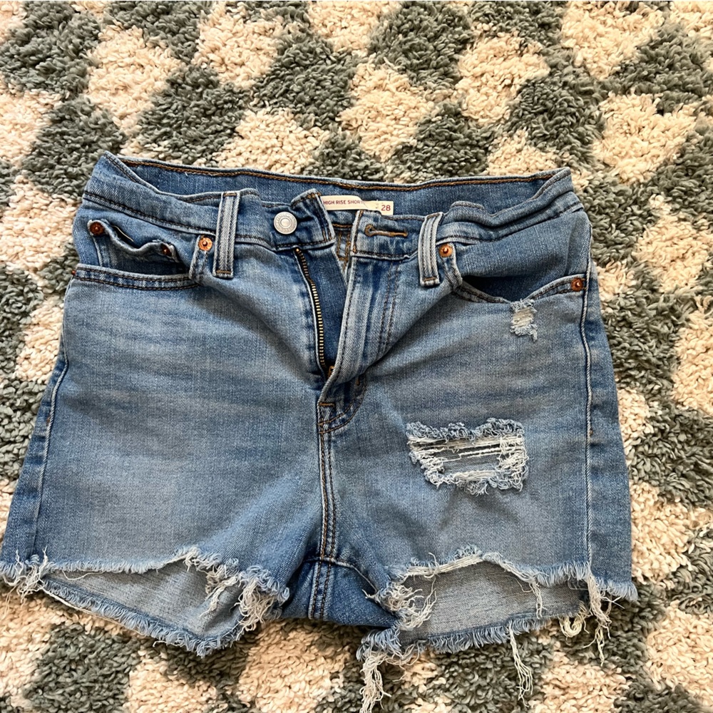 Levi’s high waist shorts size 28